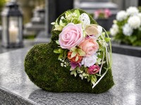 Jarní hřbitovní srdce s růžemi a mechem – velké II Jarní hřbitovní srdce s růžemi a mechem – velké II